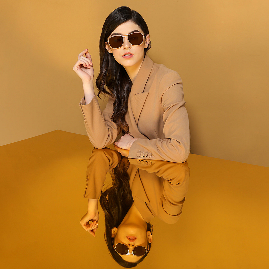 John Jacobs Online Gold Full Rim Rectangle left side