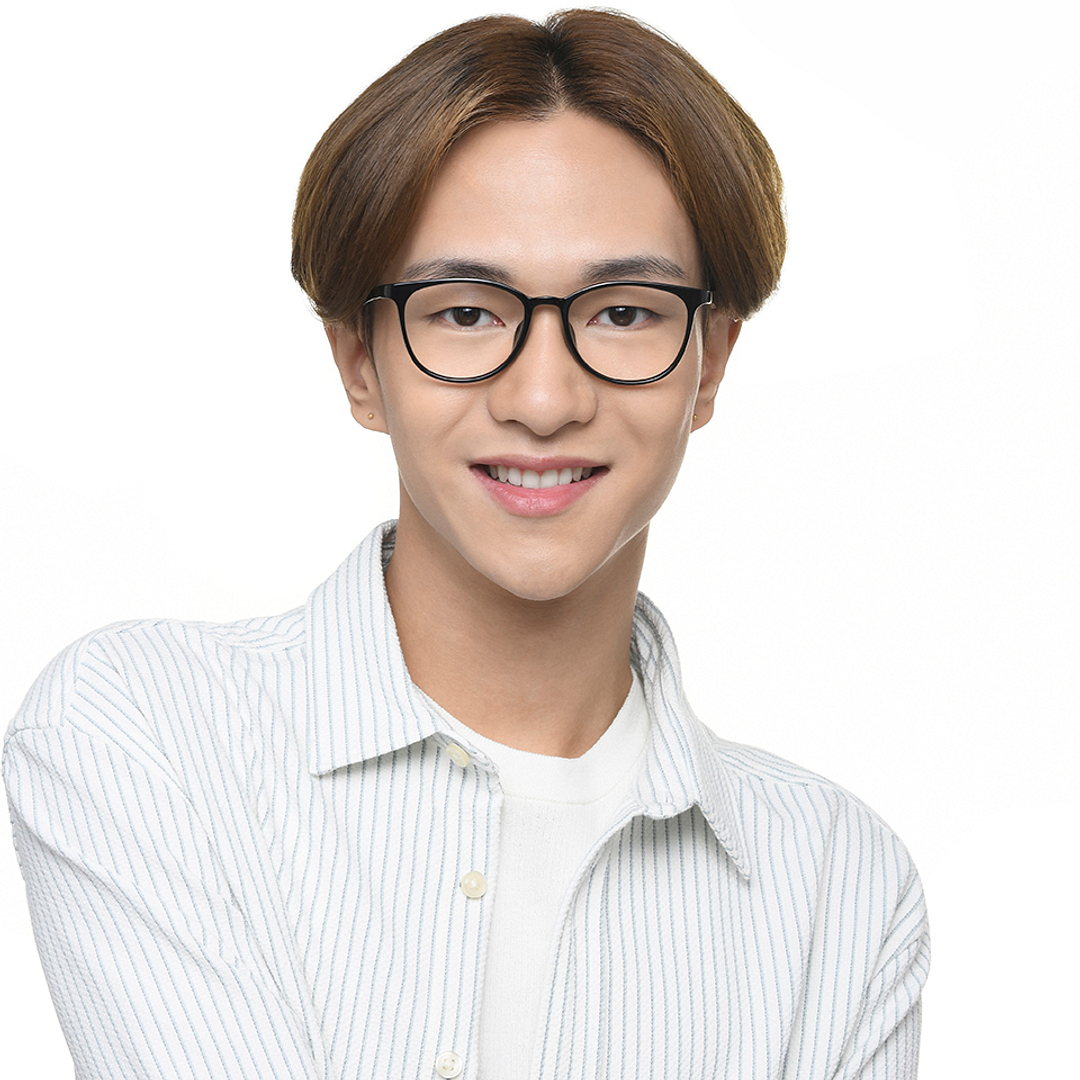 Lenskart Air Black Full Rim Round left side