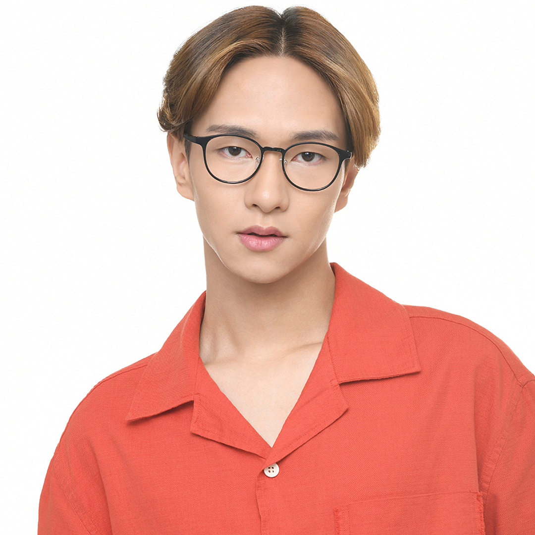 Lenskart Air Black Full Rim Round left side