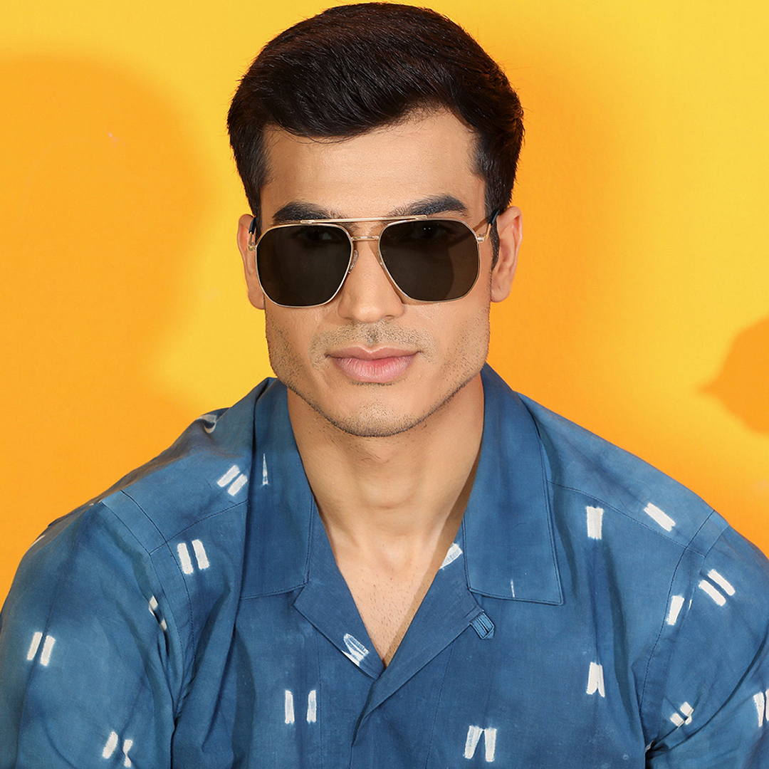 Vincent Chase Polarized Gold Full Rim Square right side